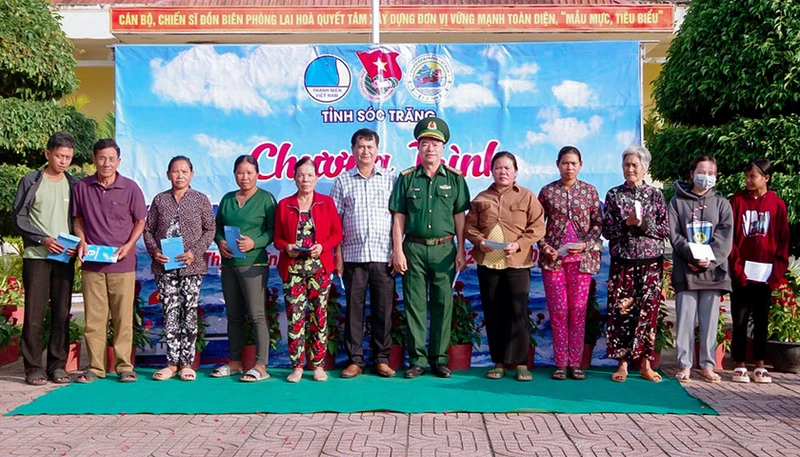 Tặng quà cho gia đình chính sách, người nghèo khu vực biên giới biển.