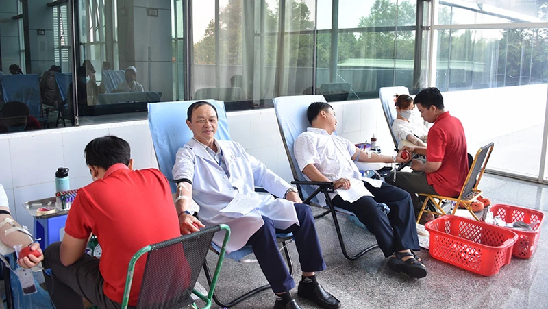 Các y, bác sĩ Bệnh viện Đa khoa Sóc Trăng hiến máu tình nguyện.