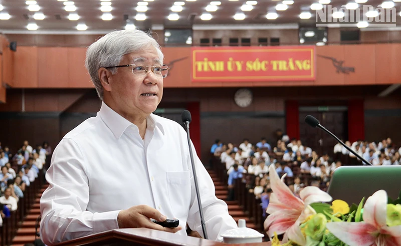 Đồng chí Đỗ Văn Chiến giới thiệu nội dung cuốn sách của Tổng Bí thư.