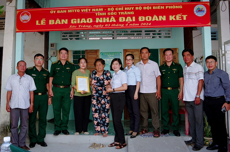 Bàn giao nhà Đại đoàn kết cho gia đình bà Thạch Thị Lạnh.