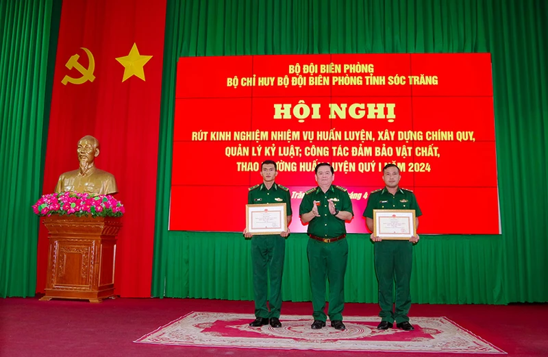 Thừa ủy nhiệm của Bộ Tư lệnh Bộ đội Biên phòng trao danh hiệu đơn vị vững mạnh toàn diện “Mẫu mực tiêu biểu” năm 2023 cho các tập thể.
