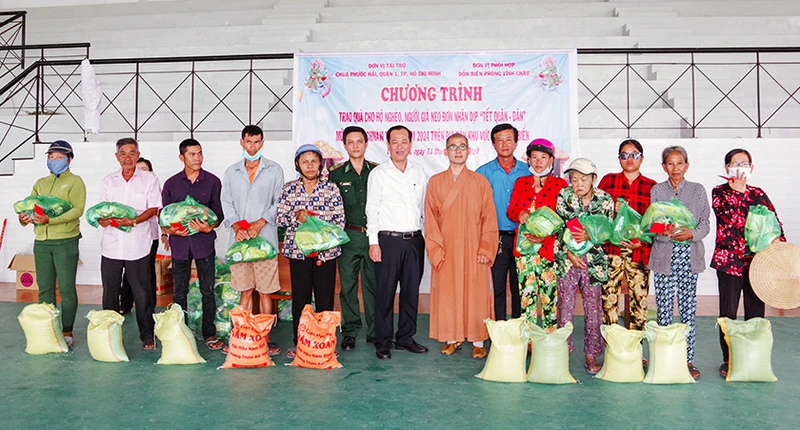 Bộ đội Biên phòng cùng lãnh đạo địa phương và nhà tài trợ trao quà cho hộ Khmer nghèo.