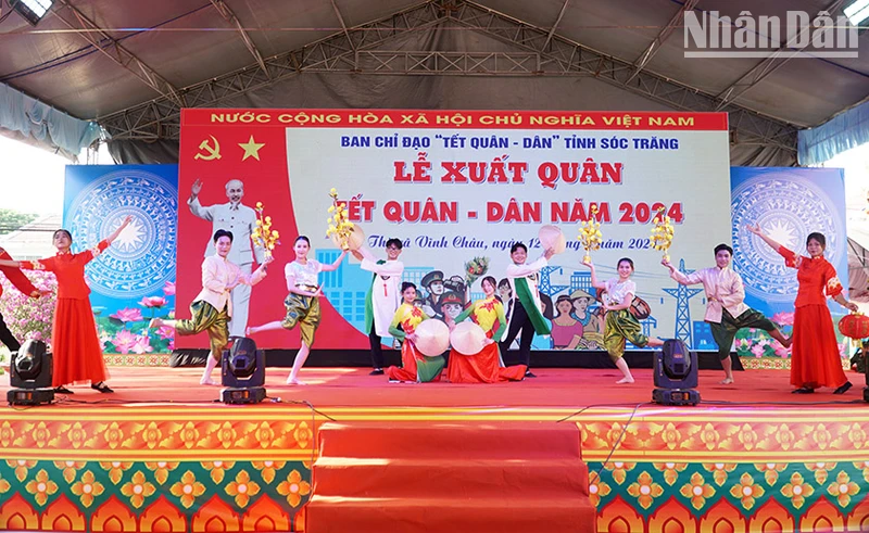 Chương trình văn nghệ thể hiện đoàn kết các dân tộc trong Tết quân dân.