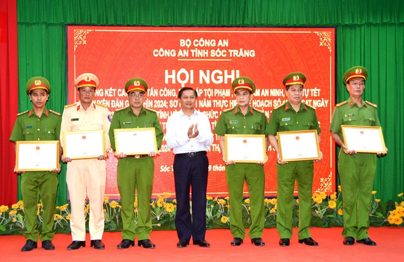 Chủ tịch UBND tỉnh Sóc Trăng Trần Văn Lâu trao Bằng khen cho các tập thể và cá nhân.