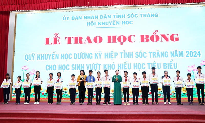 Trao học bổng Dương Kỳ HIệp cho học sinh vượt khó học tốt tiêu biểu của tỉnh Sóc Trăng.