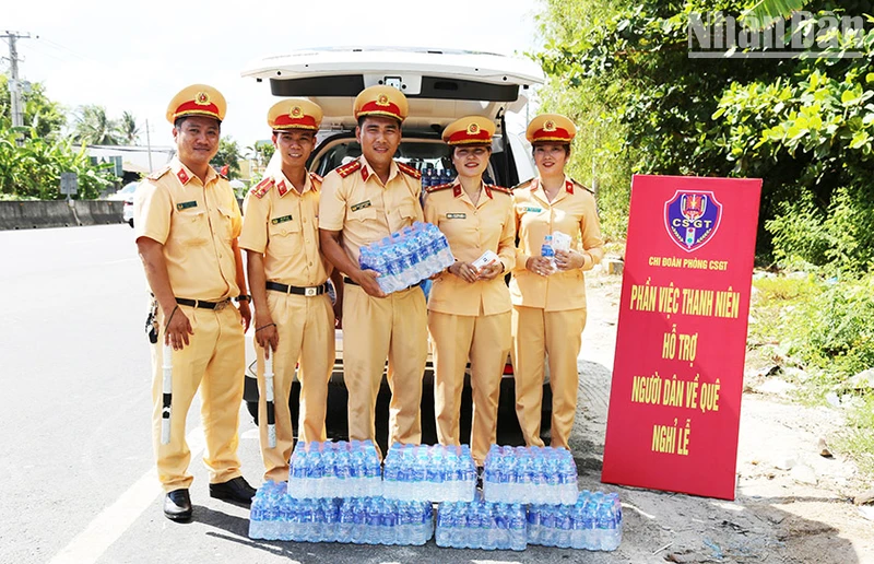 Chi Đoàn Phòng Cảnh sát giao thông tỉnh Sóc Trăng tham gia hỗ trợ người dân.