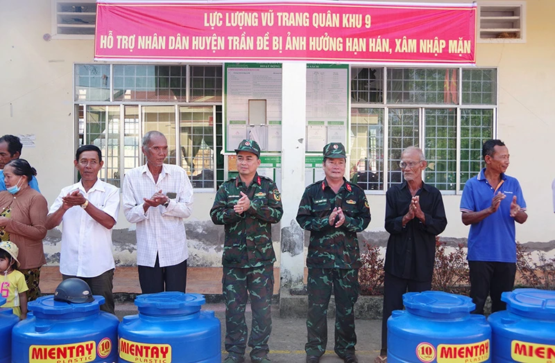 Hỗ trợ thùng chứa nước cho người dân ven biển Sóc Trăng.