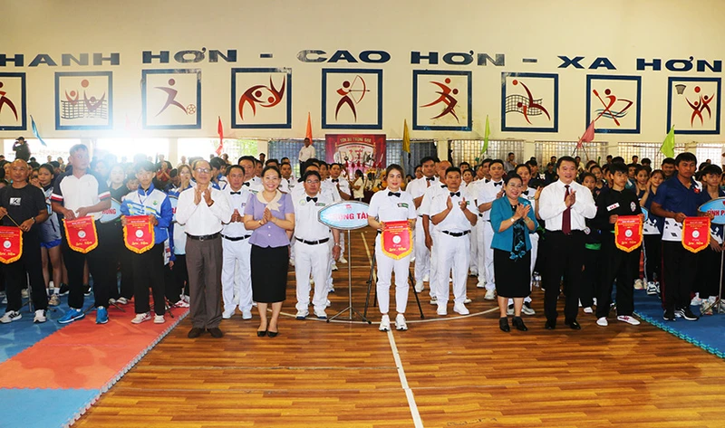 Gần 1.000 võ sĩ nô nức tranh tài, thu hút đông đảo người xem.