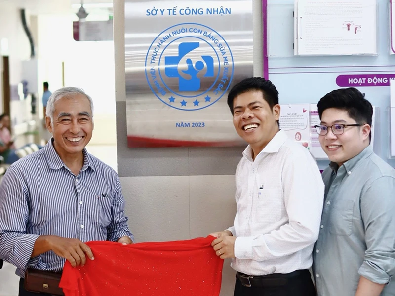 Lãnh đạo Sở Y tế và Bệnh viện Phương Châu Sóc Trăng thực hiện nghi thức công bố danh hiệu Bệnh viện thực hành nuôi con bằng sữa mẹ xuất sắc.