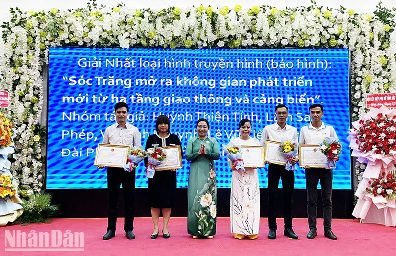 Trao giải nhất báo chí tỉnh Sóc Trăng năm 2024.
