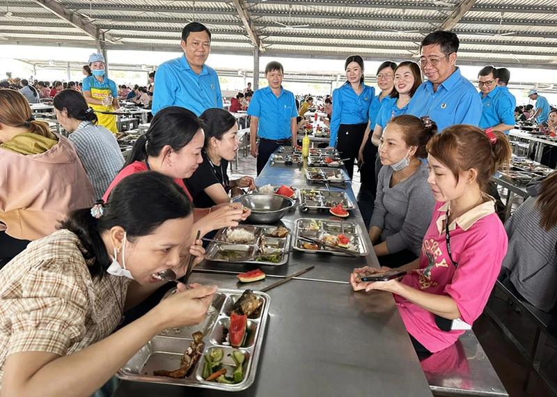 Doanh nghiệp Sóc Trăng hỗ trợ bữa ăn trưa, giúp công nhân an tâm làm việc.