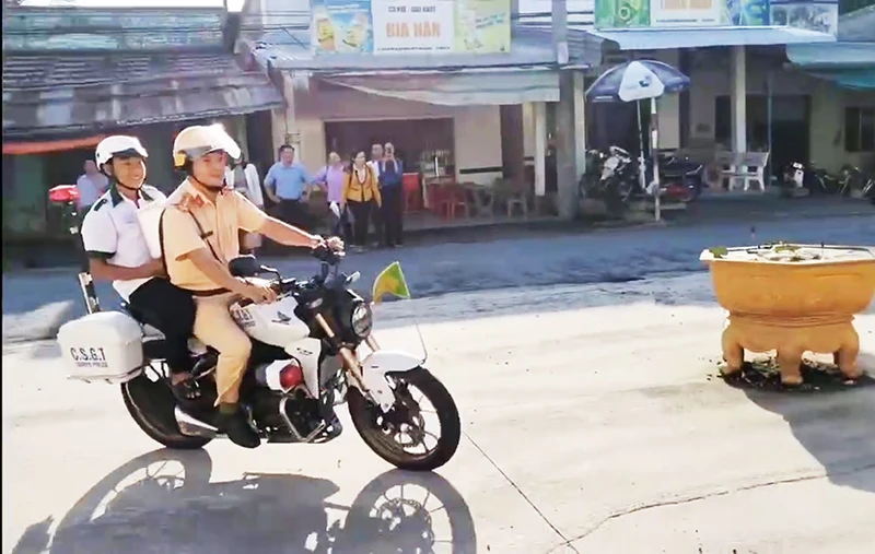 Cảnh sát giao thông dùng xe chuyên dụng đưa thí sinh kịp thời đến điểm thi.