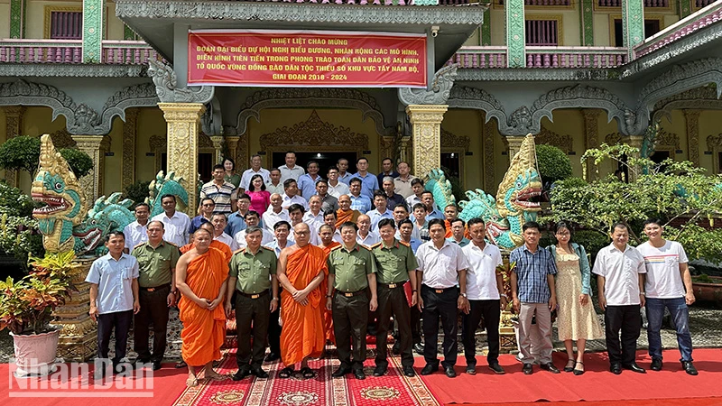 Đoàn đại biểu tham quan mô hình “Sư sãi, phật tử tham gia phòng, chống tội phạm, tệ nạn xã hội”