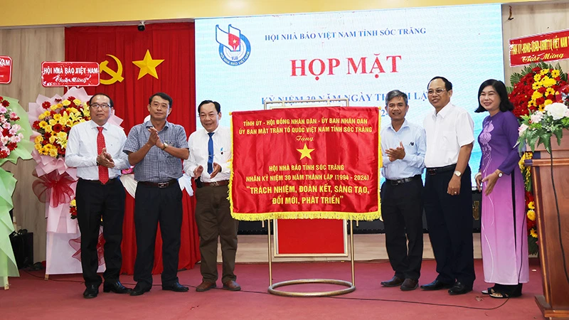 Hội Nhà báo Việt Nam tỉnh Sóc Trăng đón nhận bức trướng.