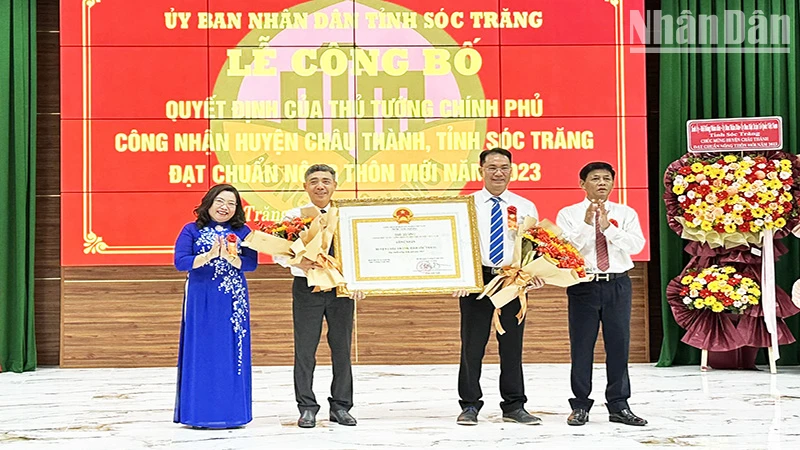 Thừa ủy nhiệm của Thủ tướng Chính phủ, lãnh đạo tỉnh Sóc Trăng trao Bằng chứng nhận đạt chuẩn nông thôn mới cho huyện Châu Thành.