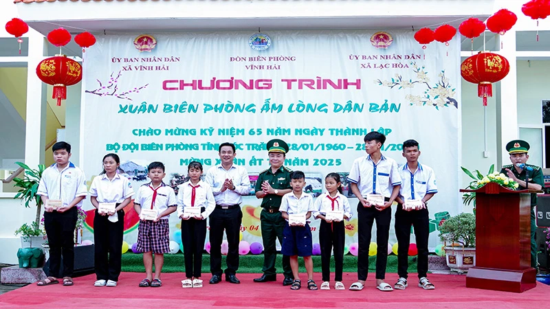 Tặng học bổng cho các em học sinh dân tộc thiểu số thị xã Vĩnh Châu, tỉnh Sóc Trăng.