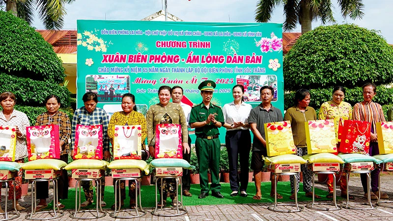 Trao quà Tết cho các hộ gia đình khó khăn ở 2 xã Lai Hòa và Vĩnh Tân, thị xã Vĩnh Châu.