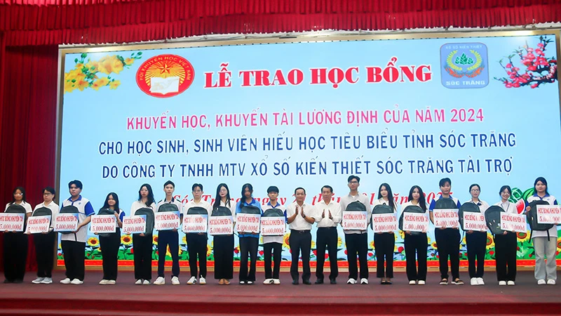 Phó Chủ tịch Hội đồng nhân dân tỉnh Sóc Trăng Lý Rotha và Chủ tịch Công ty Xổ số kiến thiết Sóc Trăng Lâm Dủ Nhơn trao học bổng Lương Định Của.