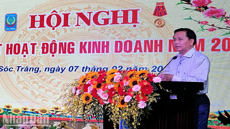 Chủ tịch Ủy ban nhân dân tỉnh Sóc Trăng Trần Văn Lâu phát biểu tại hội nghị.