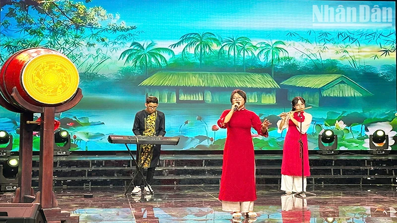 Diễn ngâm bài thơ “Nguyên tiêu” của Chủ tịch Hồ Chí Minh.