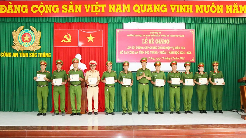 Đại tá Bùi Đức An - Phó Giám đốc Công an tỉnh Sóc Trăng trao chứng chỉ cho các học viên.