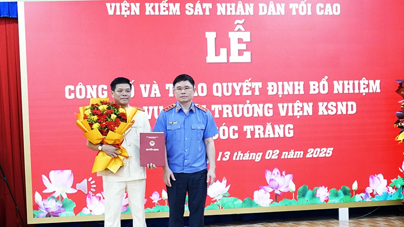 Trao Quyết định điều động, bổ nhiệm đồng chí Kiều Hoài Phong giữ chức Viện trưởng Viện Kiểm sát nhân dân tỉnh Sóc Trăng.