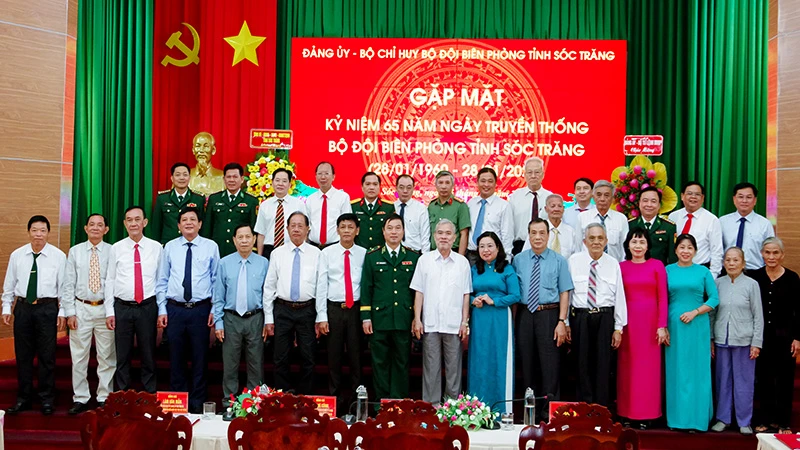 Các đại biểu chụp hình lưu niệm tại buổi gặp mặt.