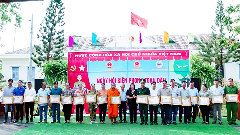 Trao giấy khen của Bộ Chỉ huy Bộ đội Biên phòng tỉnh Sóc Trăng cho các tập thể, cá nhân huyện Trần Đề.