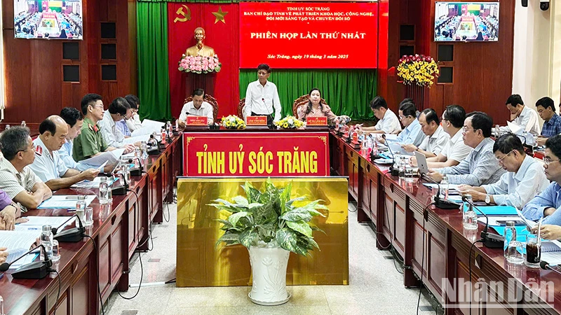 Bí thư Tỉnh ủy Sóc Trăng Lâm Văn Mẫn phát biểu chỉ đạo phiên họp.