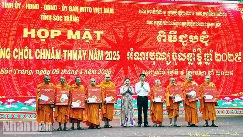 Tặng quà cho các sư sãi trong buổi họp mặt.