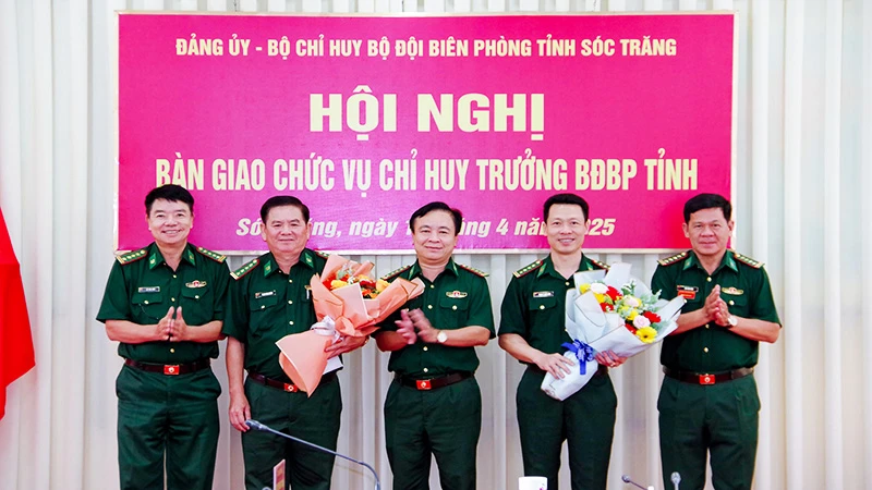 Bộ chỉ huy Bộ đội Biên phòng tỉnh tặng hoa chúc mừng Đại tá Phạm Lê Xuân Bình và Đại tá Trịnh Kim Khâm.