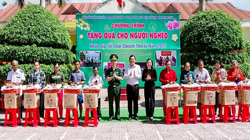 Tặng quà cho các hộ gia đình có hoàn cảnh khó khăn tại chương trình.