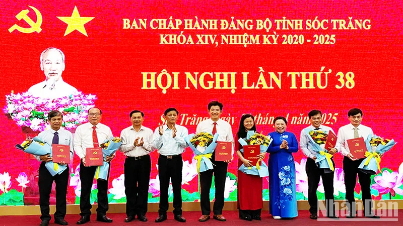 Trao quyết định cho Ban biên tập cơ quan Báo và Đài Phát thanh Truyền hình Sóc Trăng.
