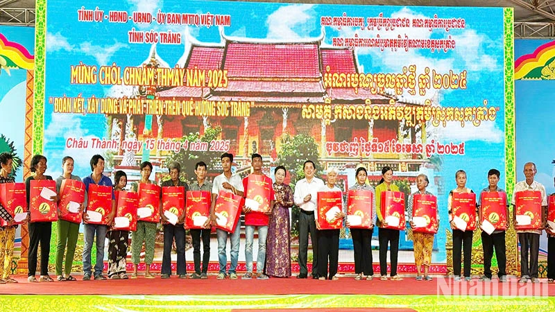 Tặng quà cho hộ nghèo Khmer vui đón Tết cổ truyền Chôl Chnăm Thmây.