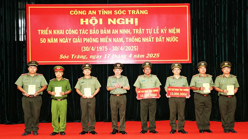 Đại tá Trần Văn Dương - Giám đốc Công an tỉnh Sóc Trăng trao thưởng cho các tập thể, cá nhân.