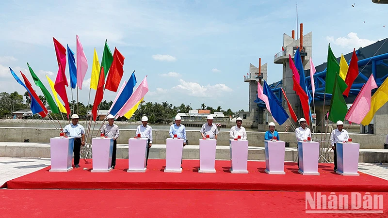 Lãnh đạo tỉnh Sóc Trăng và Trung ương thực hiện nghi thức khánh thành cống âu Rạch Mọp.