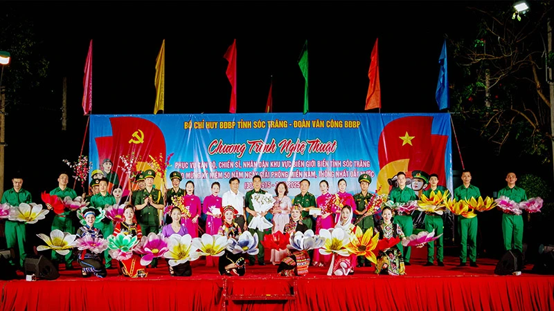 Tặng hoa chúc mừng đoàn văn công Bộ đội Biên phòng.
