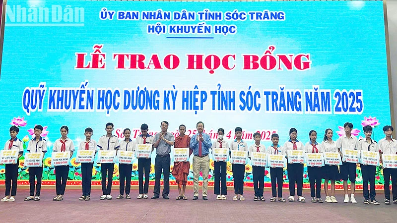 Trao học bổng “Dương Kỳ Hiệp” cho 240 học sinh hiếu học tiêu biểu.