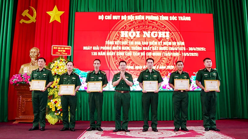 Đại tá Phạm Lê Xuân Bình trao giấy khen cho các tập thể.