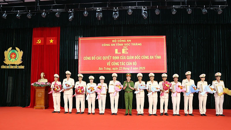 Trao quyết định cho các đồng chí được nghỉ công tác hưởng chế độ hưu trí. (Ảnh: NGUYỄN HOÀNG)