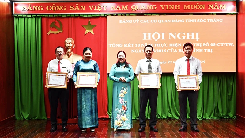 Khen thưởng các tập thể tiêu biểu trong học và làm theo lời Bác