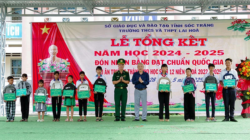 Trao học bổng dự án “Cán bộ chiến sĩ nâng bước em tới trường” cho 11 em học sinh khu vực biên giới biển Sóc Trăng.
