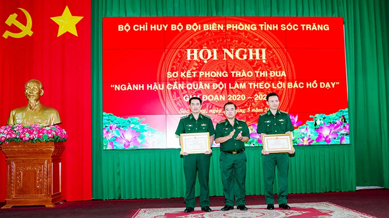 Trao Bằng khen của Bộ Tư lệnh Bộ đội Biên phòng cho các tập thể, cá nhân có thành tích xuất sắc trong thực hiện phong trào thi đua.