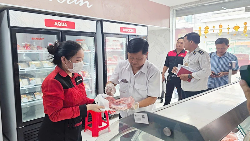 Kiểm tra cửa hàng C.P Fresh Shop thị trấn Mỹ Xuyên, huyện Mỹ Xuyên, tỉnh Sóc Trăng