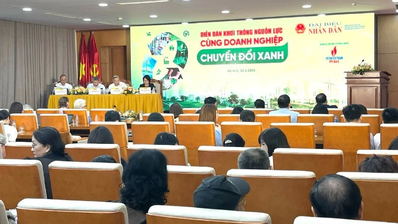 Diễn đàn “Khơi thông nguồn lực cùng doanh nghiệp chuyển đổi xanh”. (Ảnh: AN NGUYÊN)