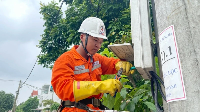 Bảo đảm cung ứng điện an toàn dịp lễ 30/4-1/5. (Ảnh: KIM DUNG)
