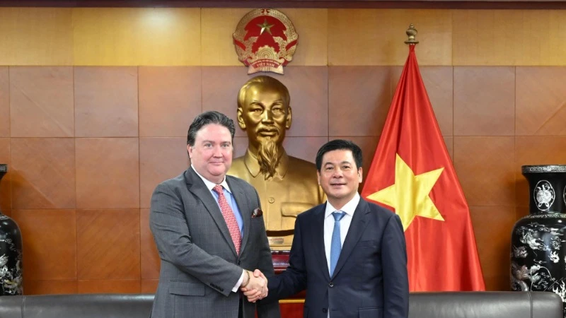 Bộ trưởng Công thương Nguyễn Hồng Diên và Ngài Marc E. Knapper, Đại sứ đặc mệnh toàn quyền Hợp chúng quốc Hoa Kỳ tại Việt Nam.