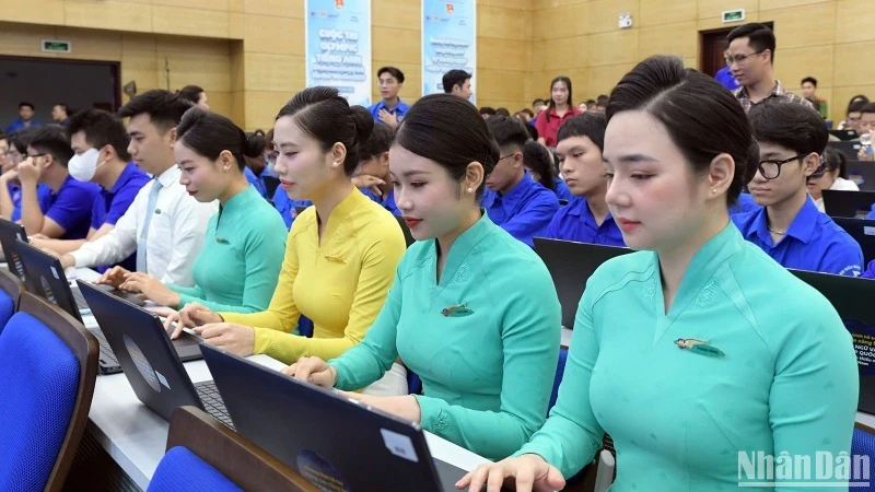 Các thí sinh của Hãng Hàng không Quốc gia Việt Nam (Vietnam Airlines) tham gia thi hưởng ứng tại buổi lễ.