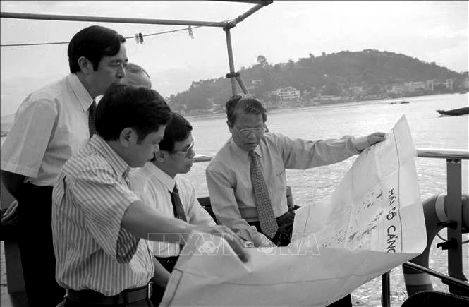 Chủ tịch nước Trần Đức Lương kiểm tra quy hoạch Vịnh Hạ Long, nhằm đảm bảo phát triển kinh tế và bảo vệ cảnh quan môi trường (15/10/1997). (Ảnh: TTXVN)
