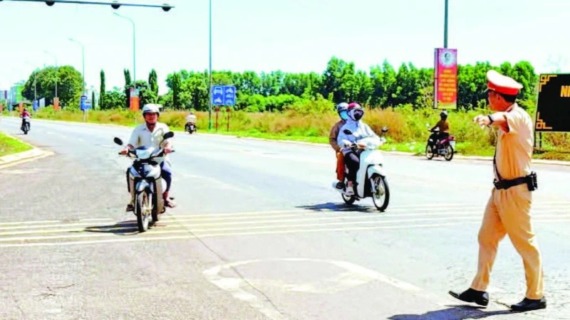 Lực lượng Cảnh sát giao thông Công an tỉnh Đồng Nai kiểm tra phương tiện trên Quốc lộ 1A, đoạn qua địa bàn huyện Thống Nhất.